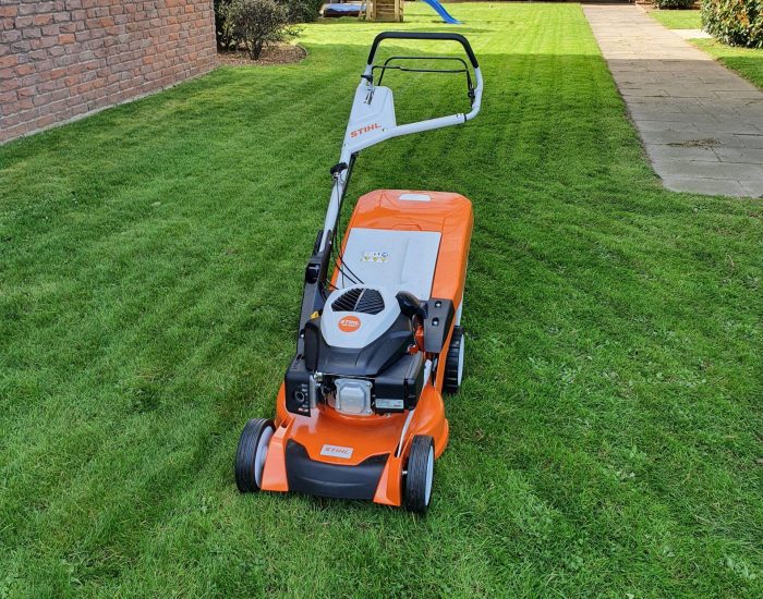 Firma-Rasenmähen-Duisburg Frisch gemähter Rasen nach professioneller Pflege in Duisburg-Rheinhausen