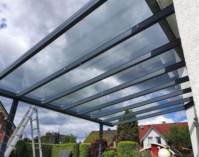 Hecken-schnitt-Gartenpflege-Rückschnitt-Duisburg Professionelle Reinigung von Terrassenüberdachung aus Glas in Moers