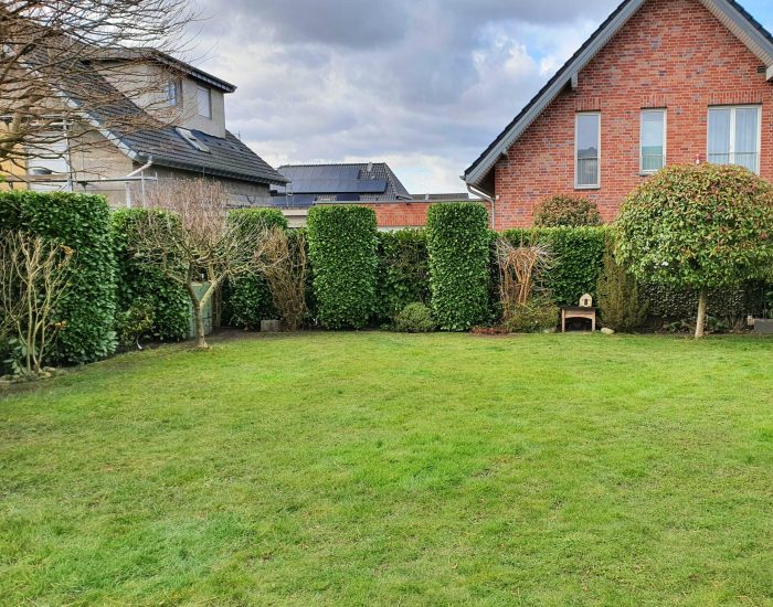 professionelle-heckenpflege-duisburg Regelmäßige Rasenpflege im Vorgarten eines Einfamilienhauses in Bergheim inklusive Heckenpflege