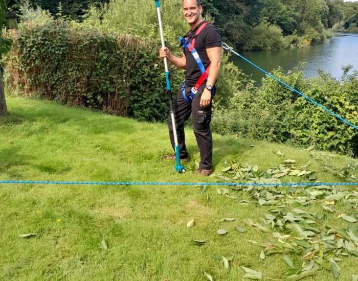 Hecke-stutzen-Gartenpflege-Duisburg Pflege von Grünflächen im Rahmen eines Wartungsvertrags